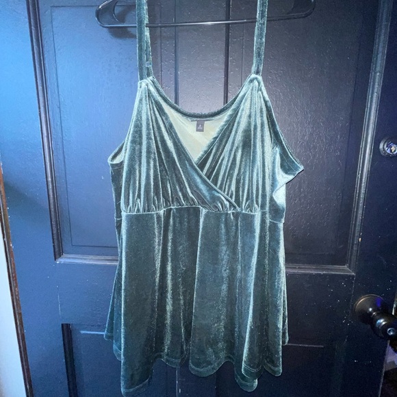 Torrid Emerald Green Velvet Blouse ~ 2x - Picture 1 of 10